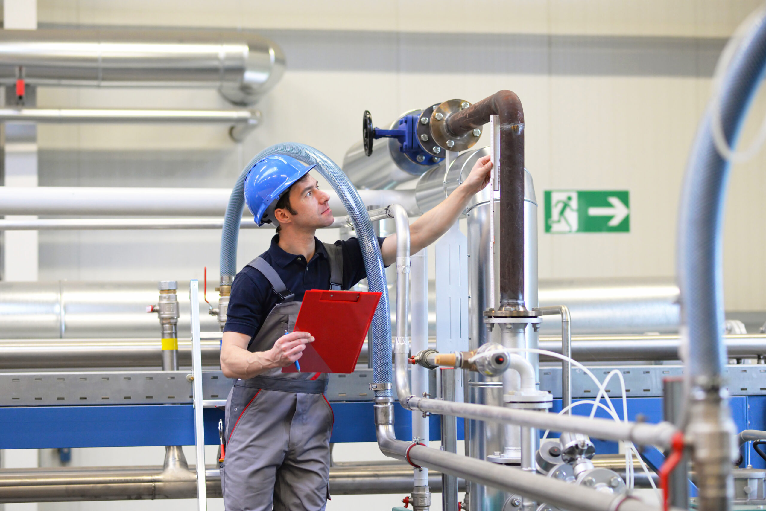 Industriearbeiter kontrolliert Anlage in einer modernen Fabrik