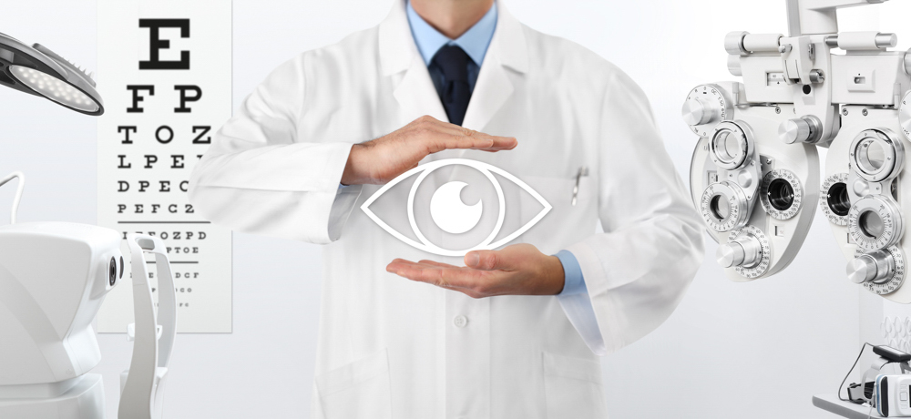 Konzept der Augenuntersuchung, Optikerhände, die ein Augensymbol schützen, Prävention und Kontrolle, auf Hintergrundtools für die Diagnose