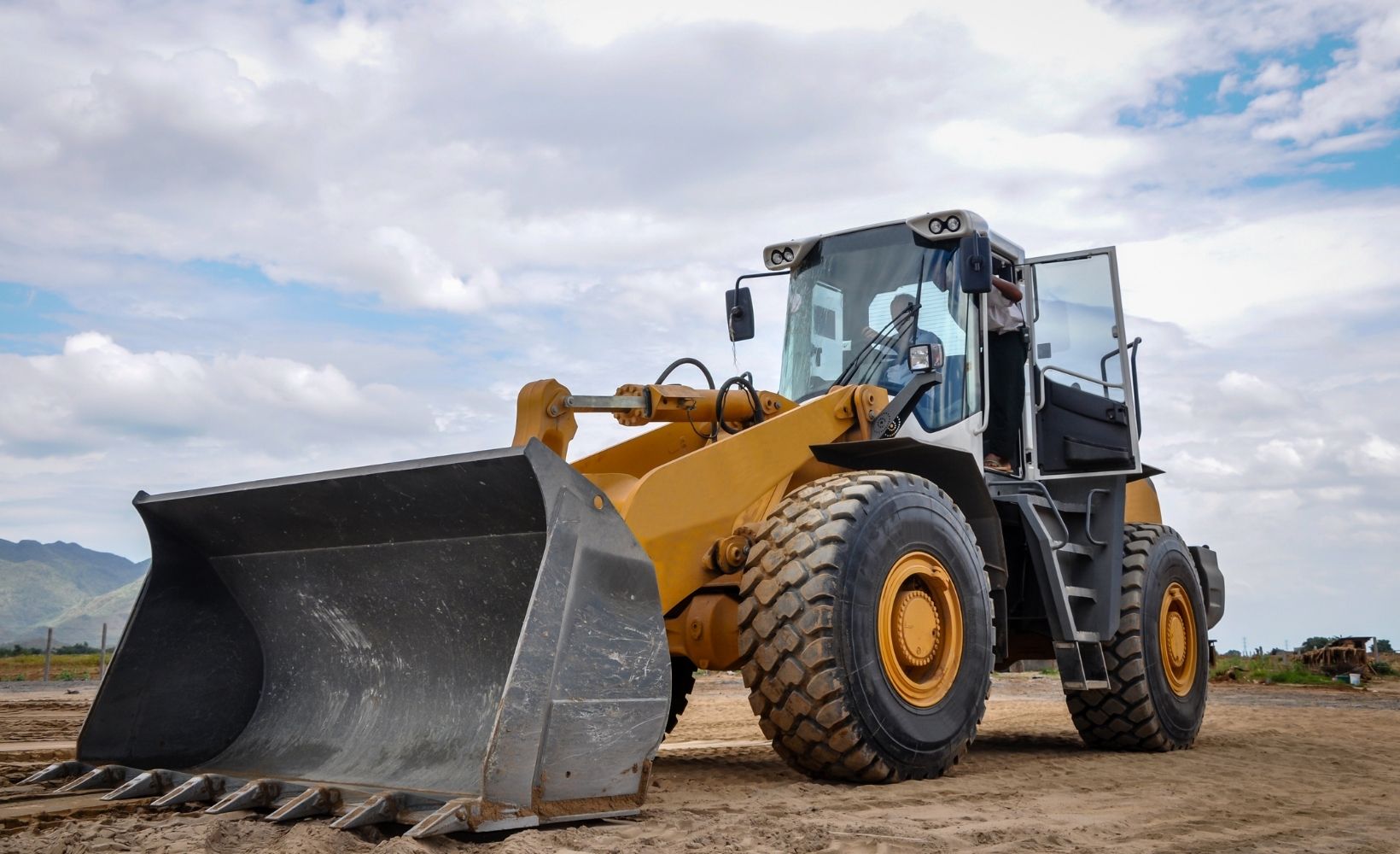 Ein Traktor ist durch einen Baugeräteführer in Betrieb.