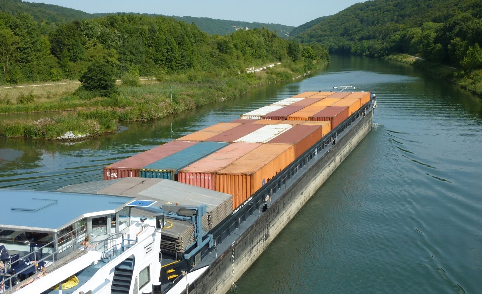 Binnenschiff fährt über einen Fluss, Transport über das Wasser