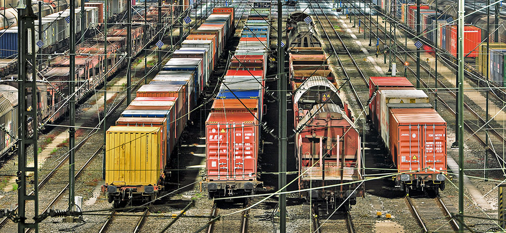 Kaufmann-frau_Eisenbahn-und-Strassenverkehr_Contentbilder_low_2