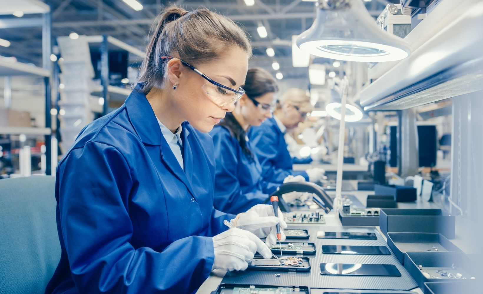Mikrotechnologinnen arbeiten an den Chips von Smartphones.