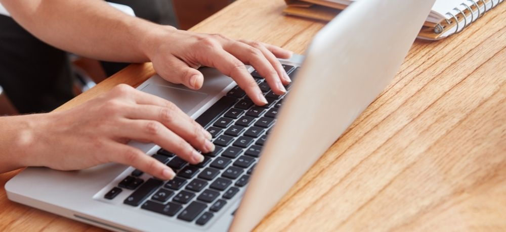 Informatikerin arbeitet an ihrem Laptop.