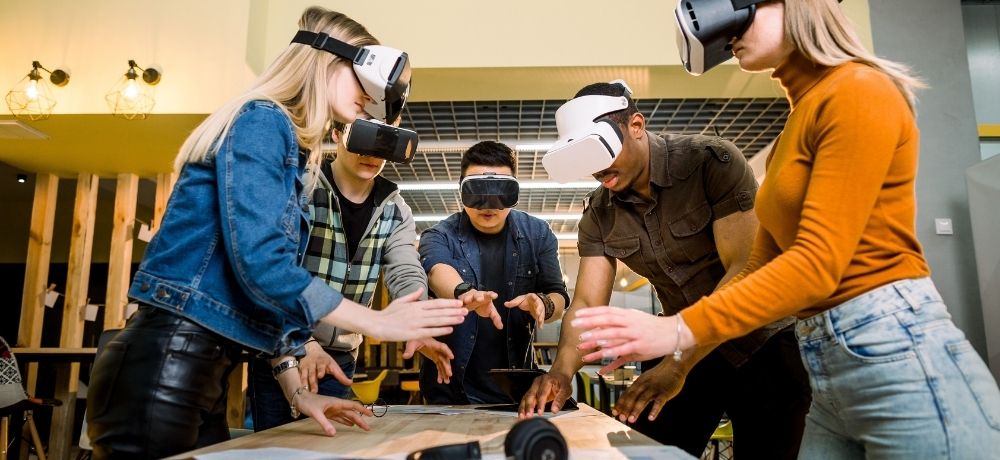 Gestalter*innen haben eine VR Brille auf und greifen ins nichts.