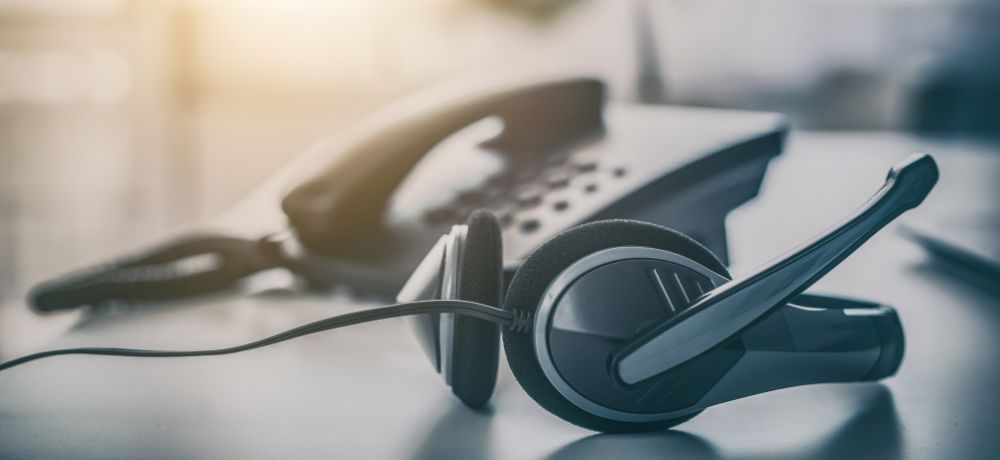 eine Telefonanlage mit Headset