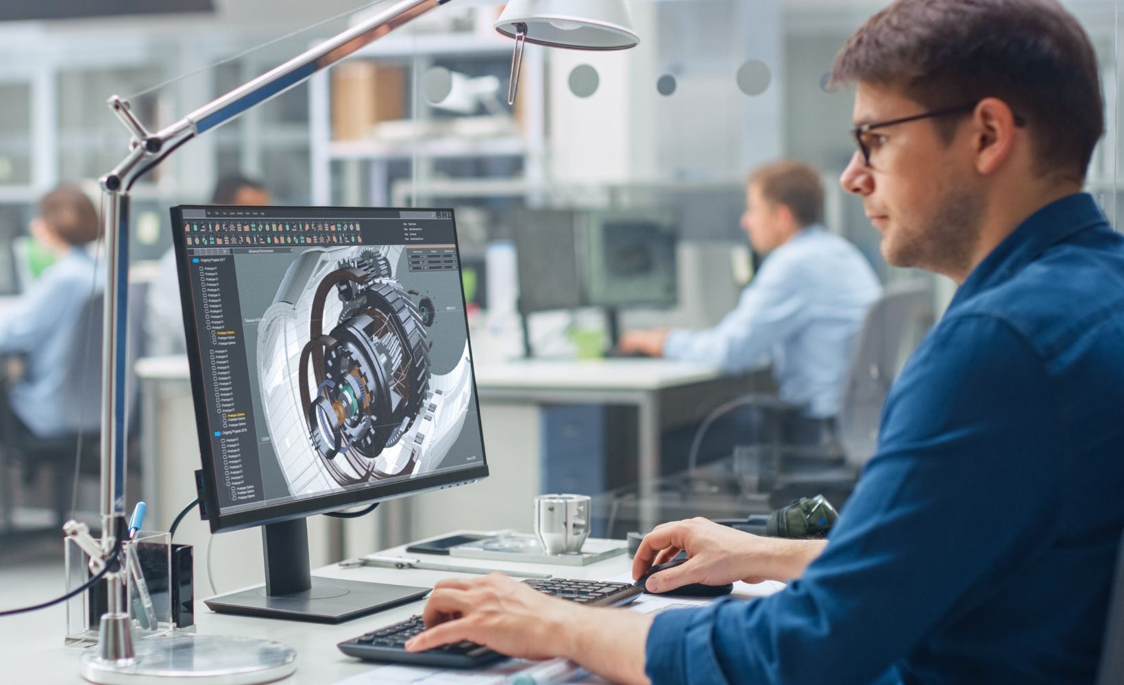 Ein Mann entwirft ein Produktdesign am Computer.