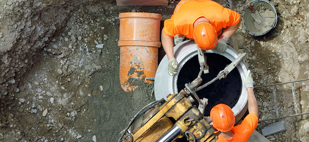 Zwei Tiefbaufacharbeiter arbeiten an eine Baustelle.