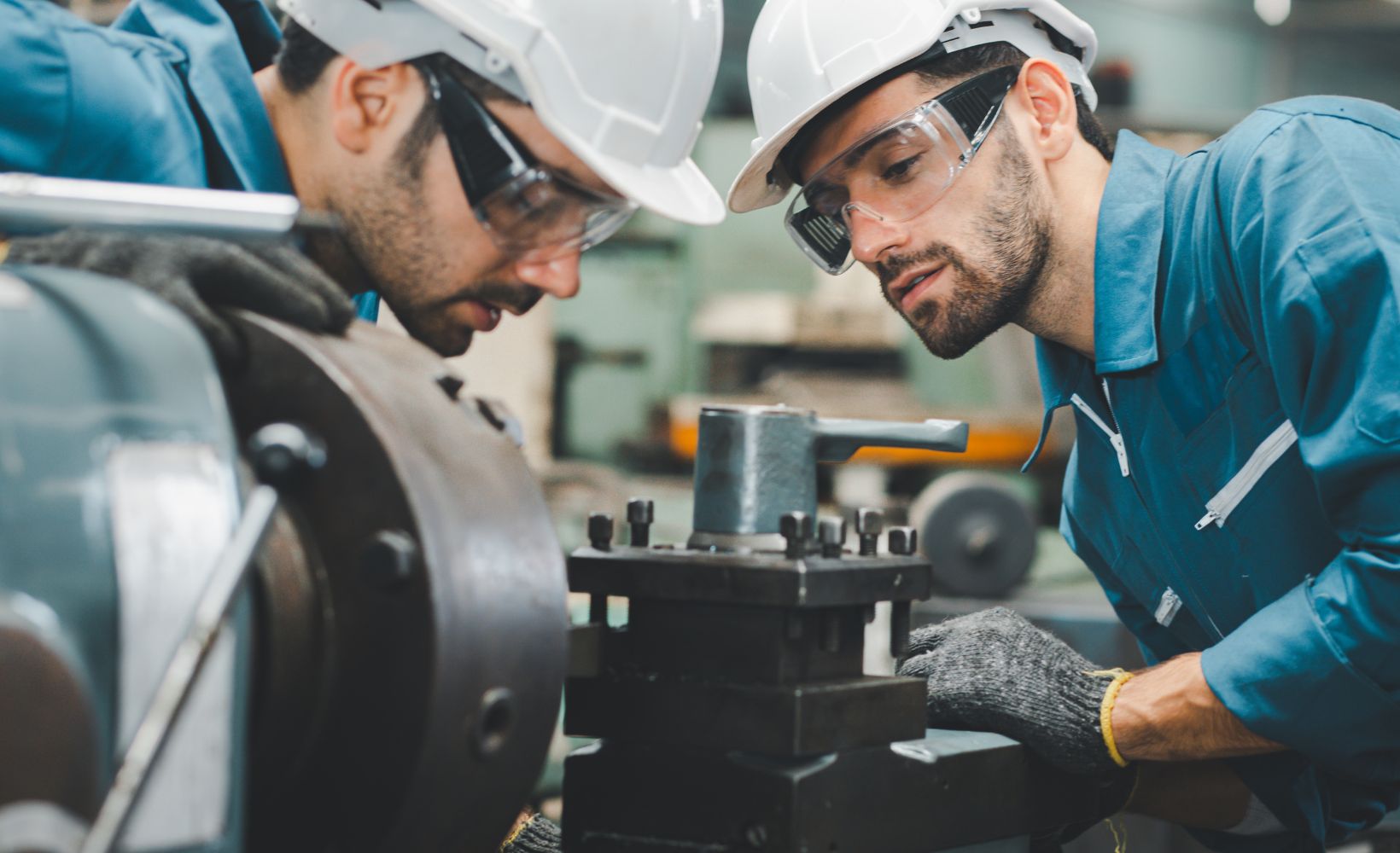 Zwei Verfahrensmechanikerin für Kunststoff und Kautschuktechnik arbeiten in der Produtkion.