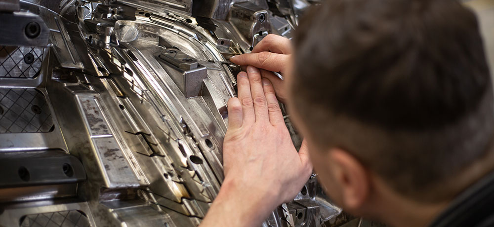 Ein Werkzeugmechaniker arbeitet an einer Produktion.