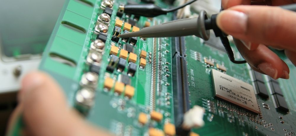 Infotroniker arbeitet an Microtechnik.