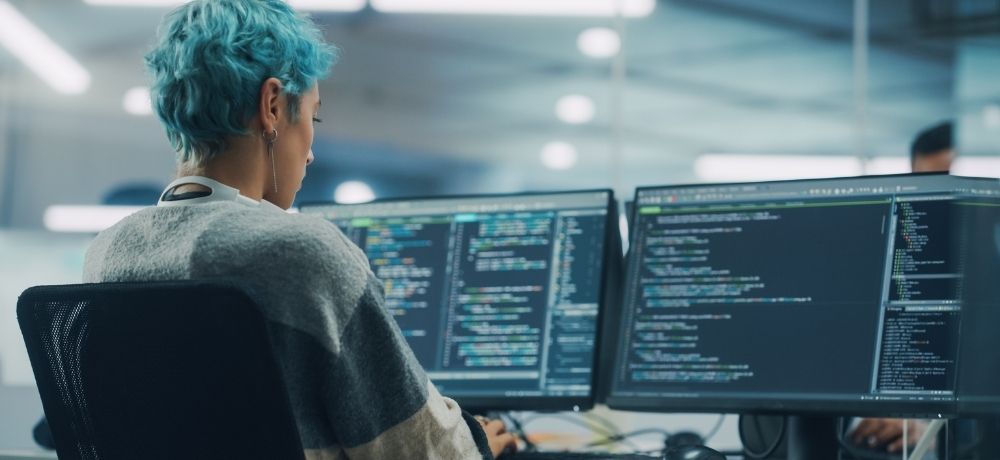 Eine Informatikerin programmiert.