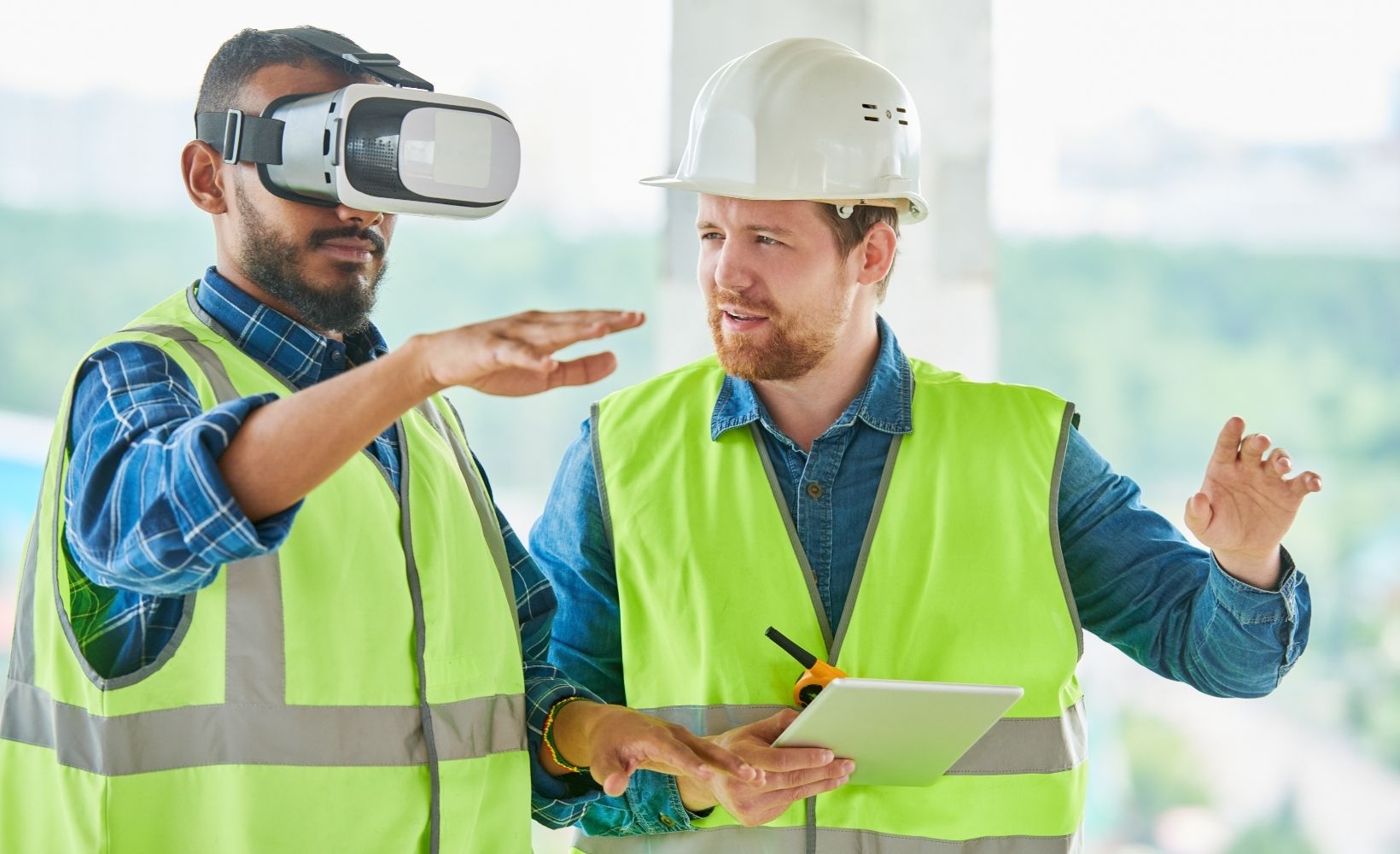 Virtual Engineers arbeiten mit einer VR-Brille.