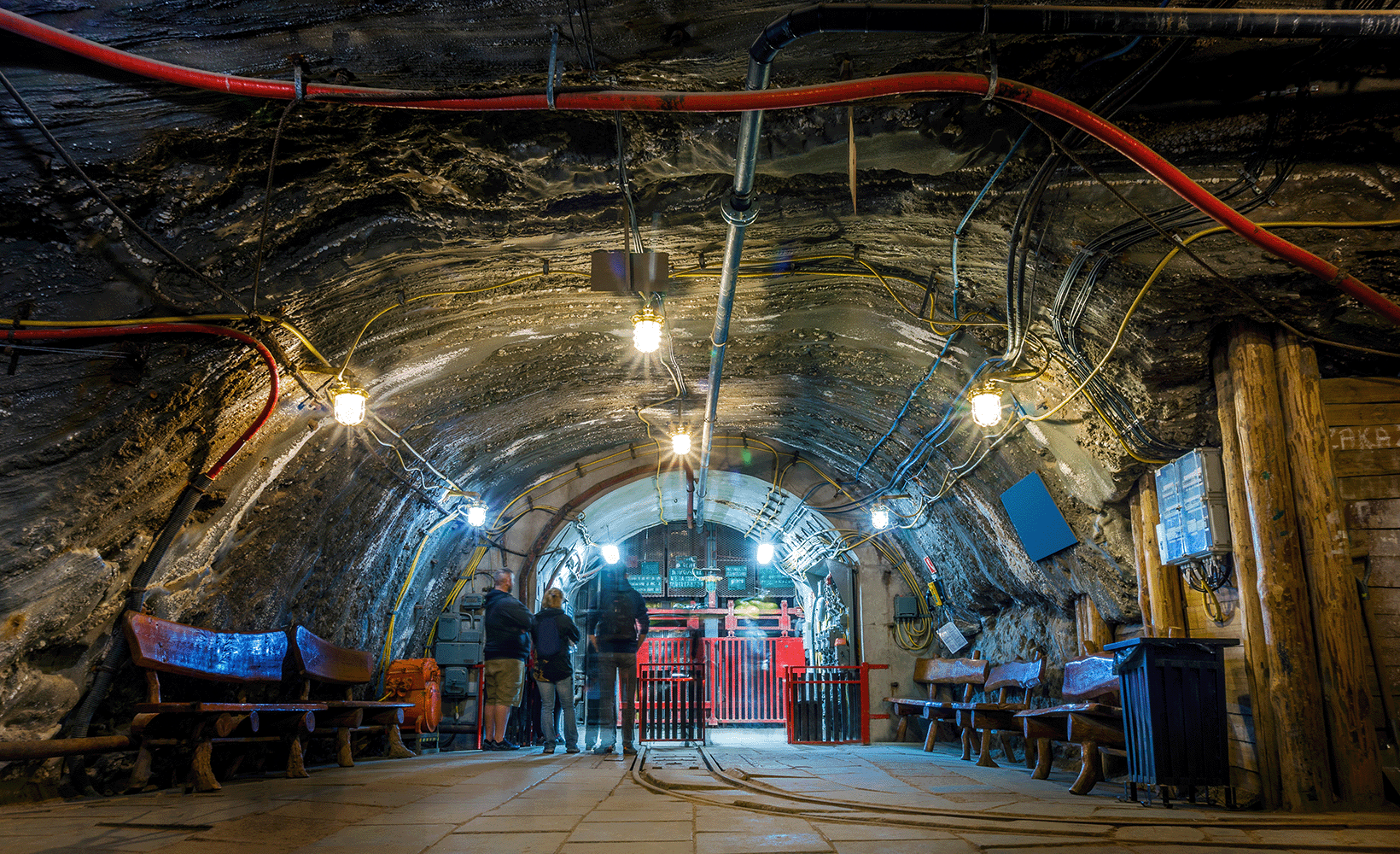Bergbautechnolog*innen stehen in einem Bergtunnel.