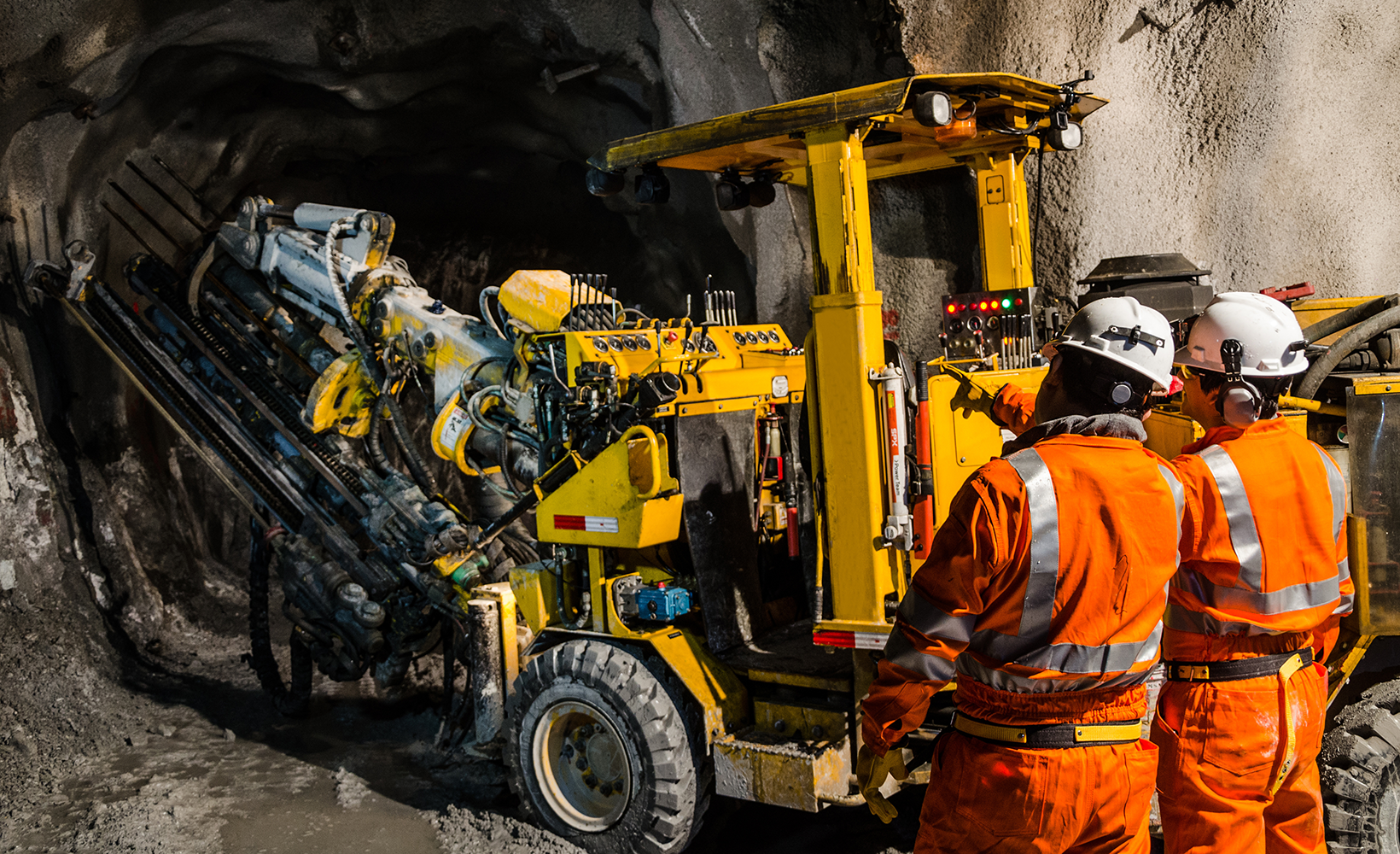 Bergbautechnologen bohren ein Loch mit einer Maschine.
