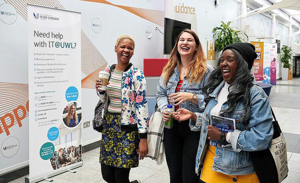 Spaß beim Studium im Ausland: Drei Studentinnen spazieren in London