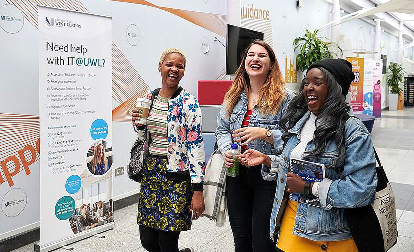 Spaß beim Studium im Ausland: Drei Studentinnen spazieren in London