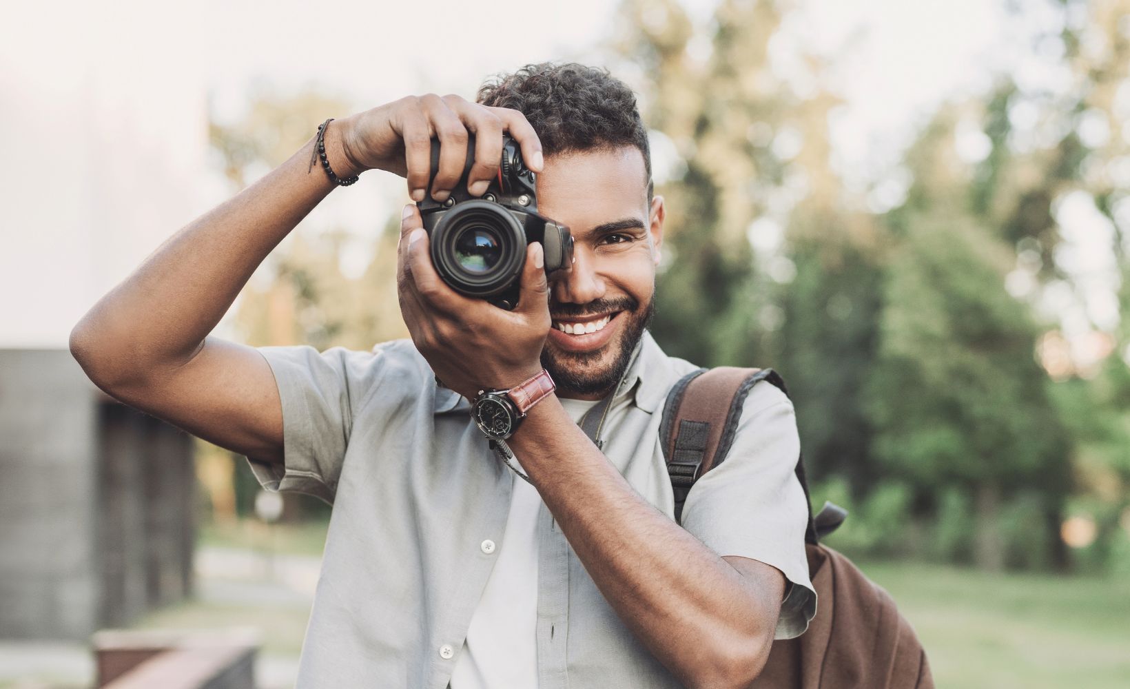 Foto- und medientechnischer Assistent macht ein Foto mit seiner Kamera.