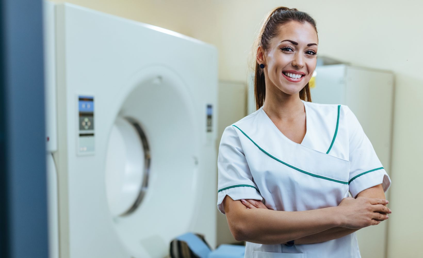 Medizinisch technische Radiologieassistentin lächelt in die Kamera