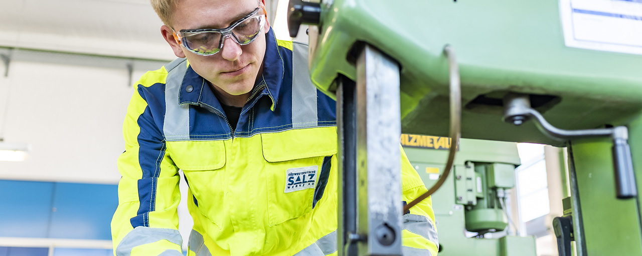 Salzwerke Mitarbeiter arbeitet an einer Maschine.