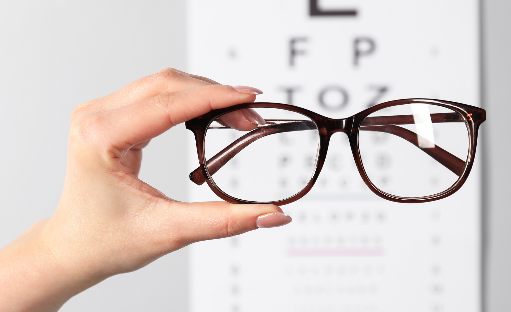 Hand hält Brille
