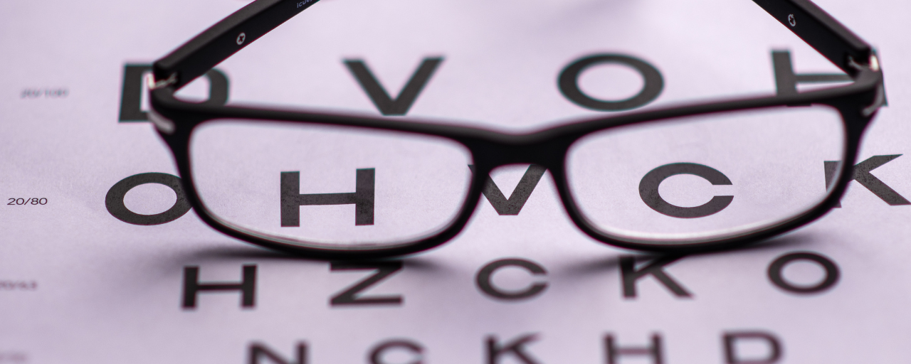 Brille mit schwarzem Rahmen.