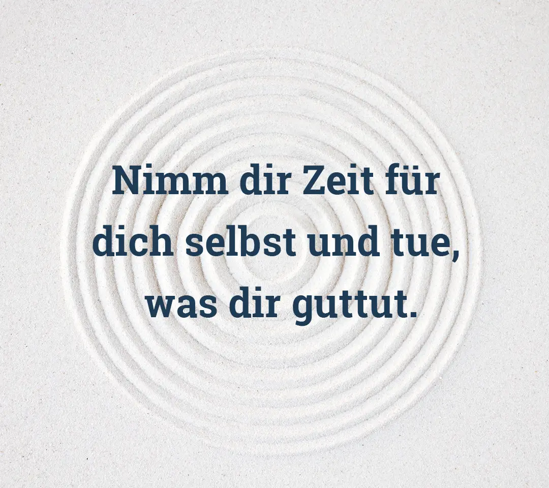 Zen Sand in den mehrere Kreise gezeichnet sind. Text: Nimm dir Zeit für dich selbst und tue, was dir guttut.