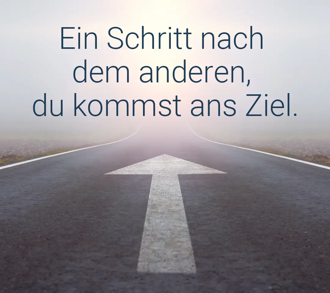 Straße mit nach vorne zeigendem weißen Pfeil. Text: Ein Schritt nach dem anderen, du kommst ans Ziel.