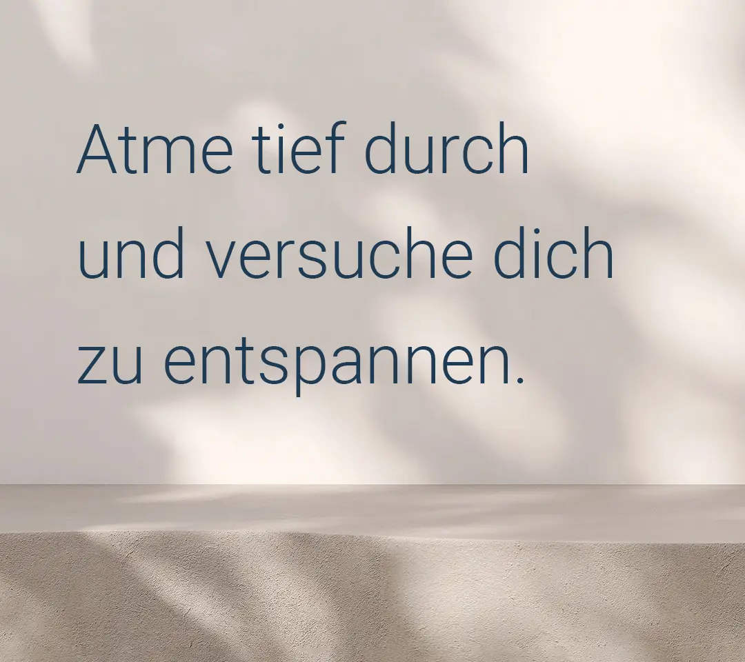 Beige Wand im Hintergrund. Text: Atme tief durch und versuche dich zu entspannen.