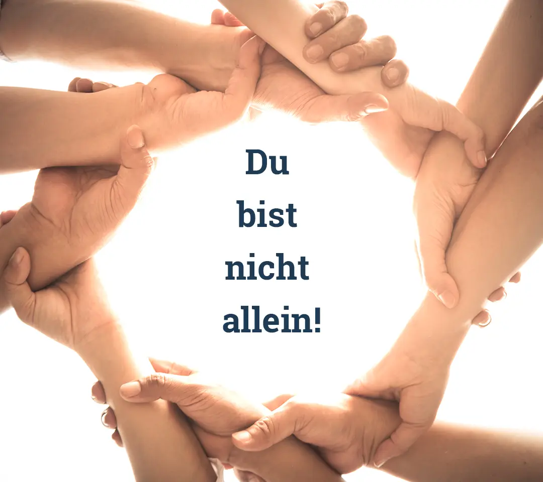 Hände greifen ineinander und bilden einen Kreis. Text in der Mitte des Kreises: Du bist nicht allein!