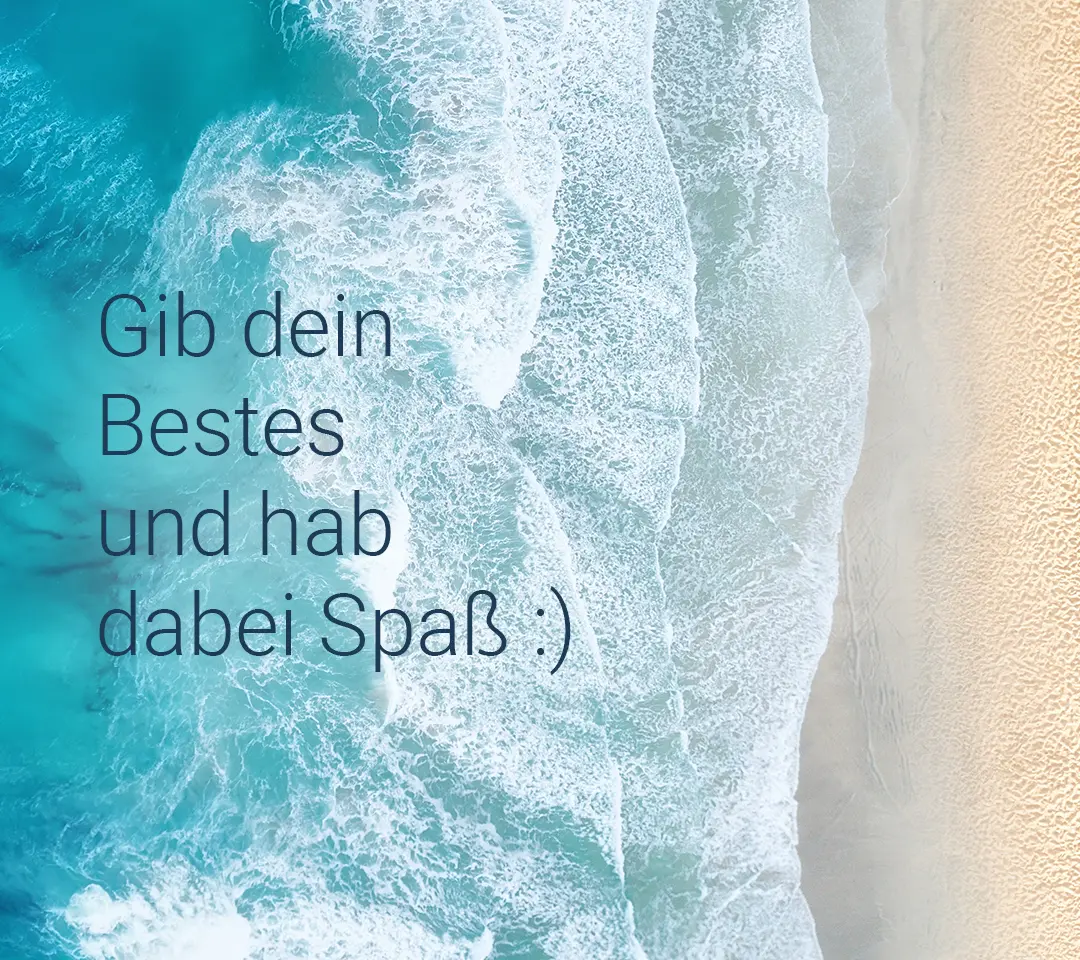 Strand und Meer aus Vogelperspektive mit Text: Gib dein Bestes und hab dabei Spaß :)