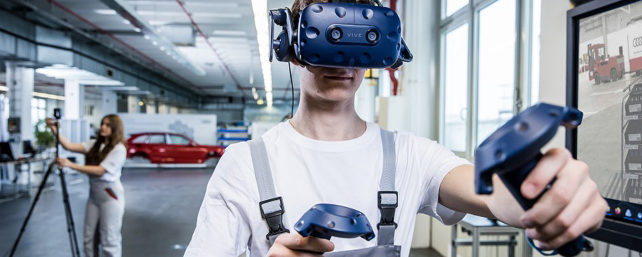 Ein Mann hat eine VR-Brille auf und Controller in beiden Händen