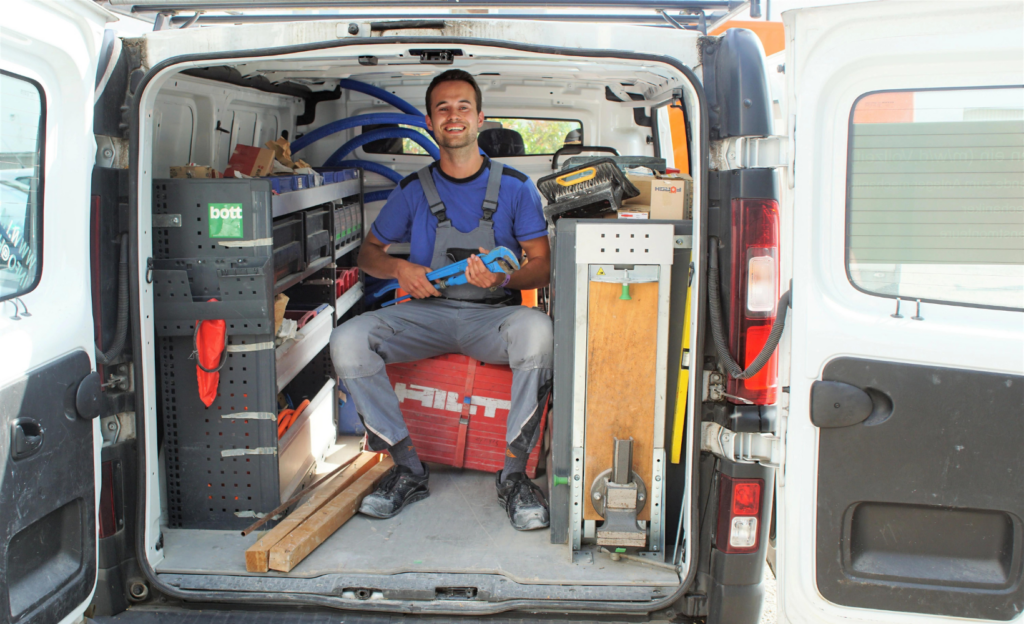 Christoph Fritz ist mit seinem eigenen Monteursbus unterwegs. Schließlich muss er flexibel sein.