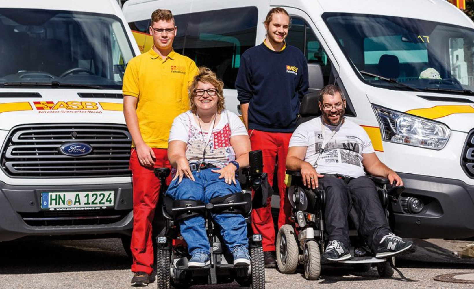 ASB Mitarbeitende helfen Menschen.