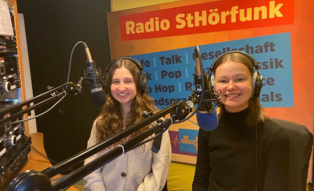 Sina Burkhardt (links) und Kathleen Günther im Studio beim freien Radio Sthörfunk im Rahmen ihres FSJ.