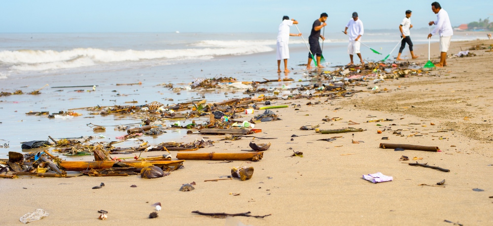 Eine Gruppe von Menschen säubert den Strand von Müll und Plastikmüll. Insel Bali, Indonesien
