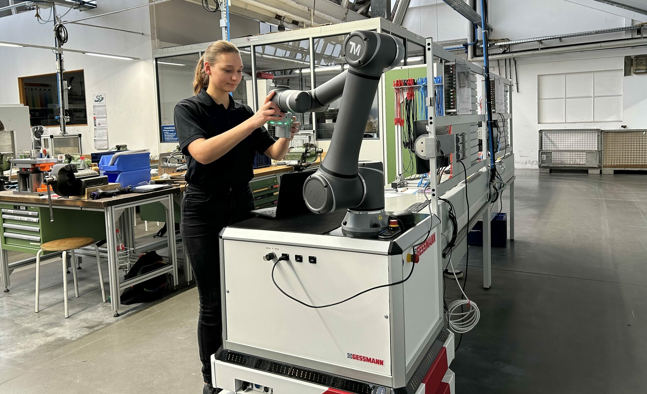 Nicole Keppele programmiert einen Gess-Bot mit TechMan (Roboter).