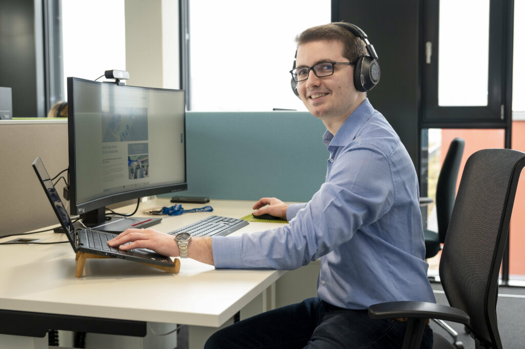 Bechtle-Trainee Sebastian Kuczera an seinem Arbeitsplatz bei der Bechtle AG in Neckarsulm im Landkreis Heilbronn.