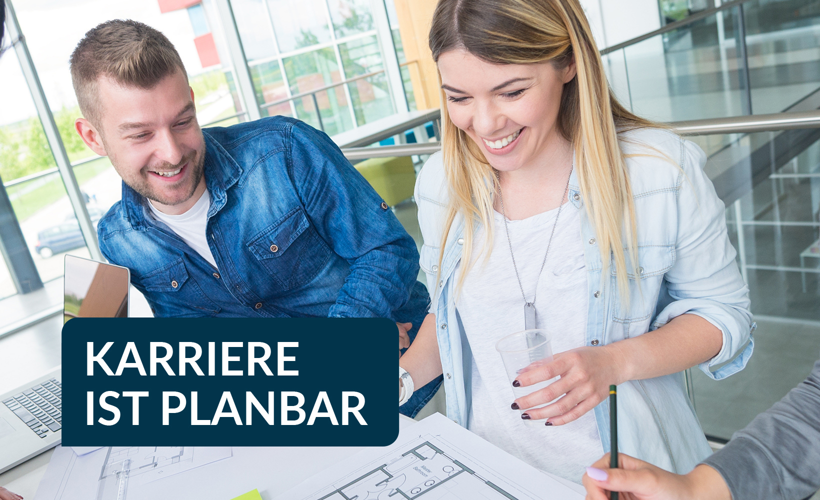 Mitarbeitende von Zimmermann und Becker GmbH arbeiten zusammen