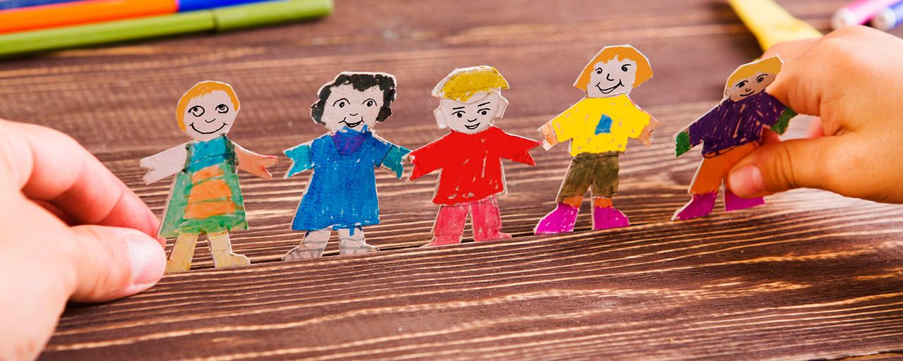 Ziehharmonika aus Papier mit verschiedenen Menschen. Selbst gemalt und ausgeschnitten.
