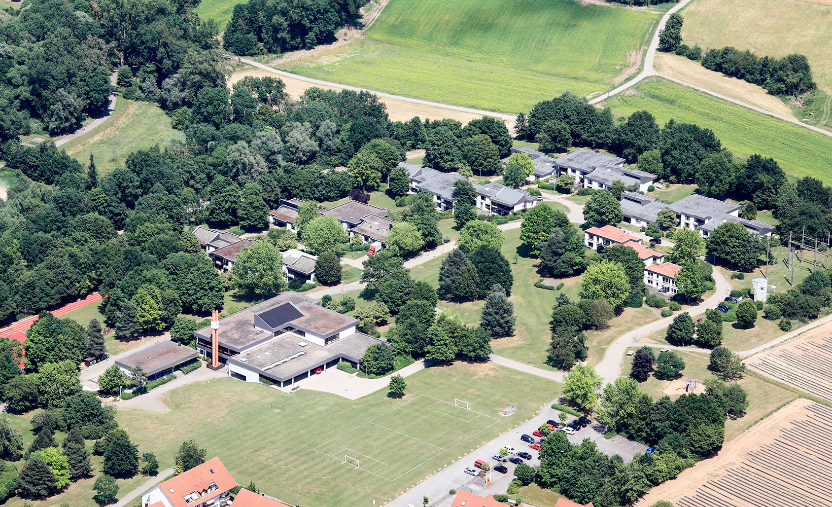 Grüne Landschaft, rund um die Gebäuden.