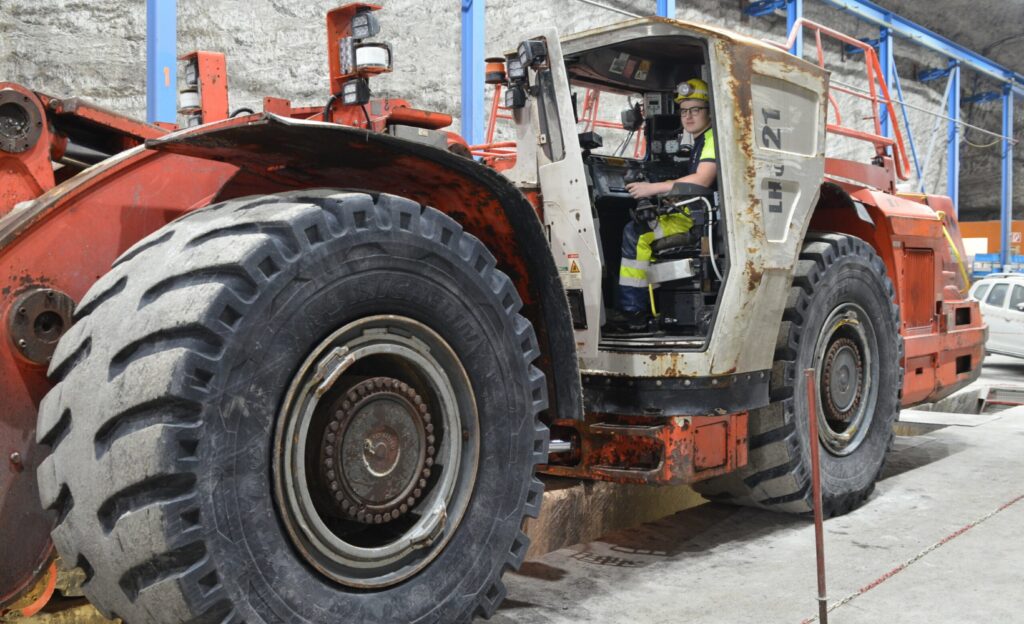 Nico Wachs, Technologe im Bergbau, sitzt in einem riesigen Fahrschaufellader.