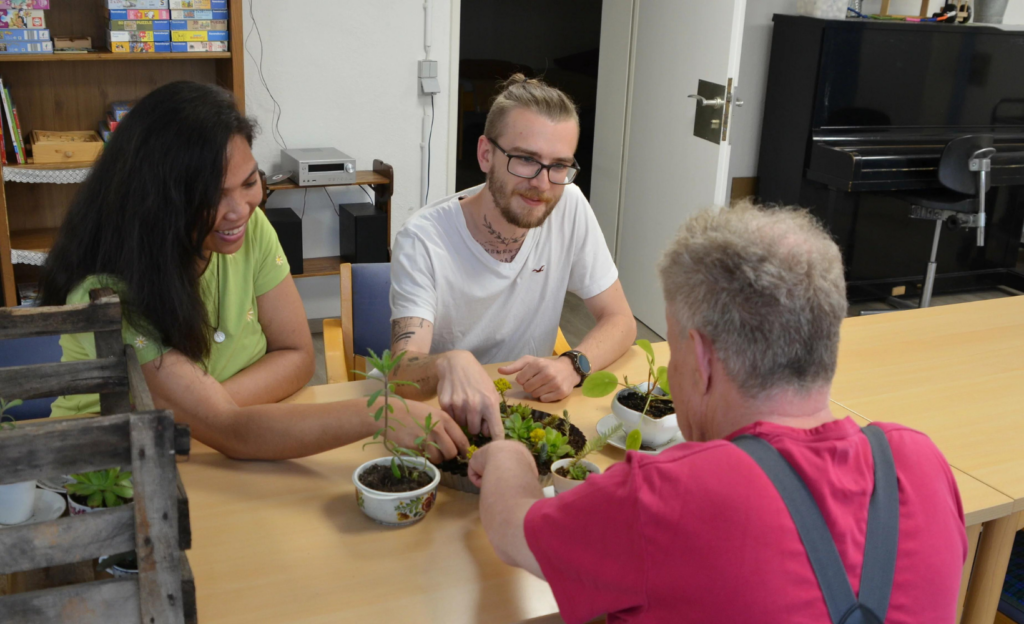 Stephanie Rakotoniaina und Domenik Grussmann sind Heilerziehungspfleger in der Evangelischen Stiftung Lichtenstern in Löwenstein.