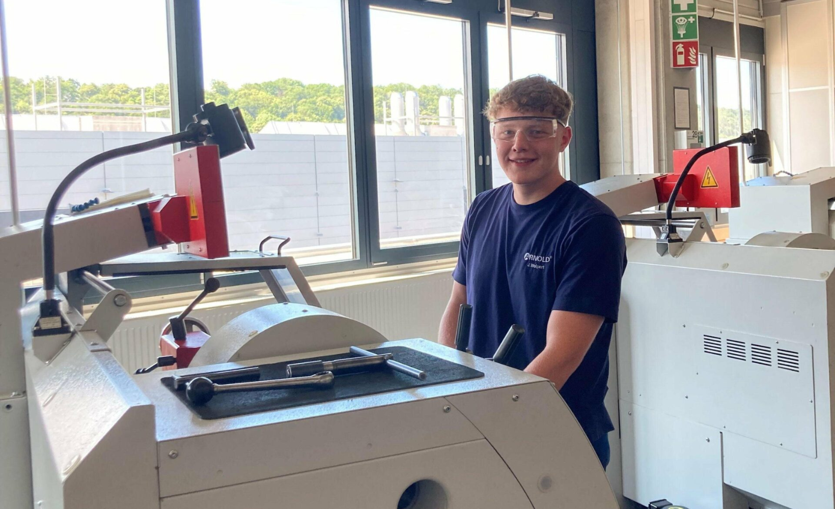 Industriemechaniker Jonas Wolpert arbeitet an einer Maschine bei seinem Arbeitgeber, der Firma Arnold in Dörzbach.
