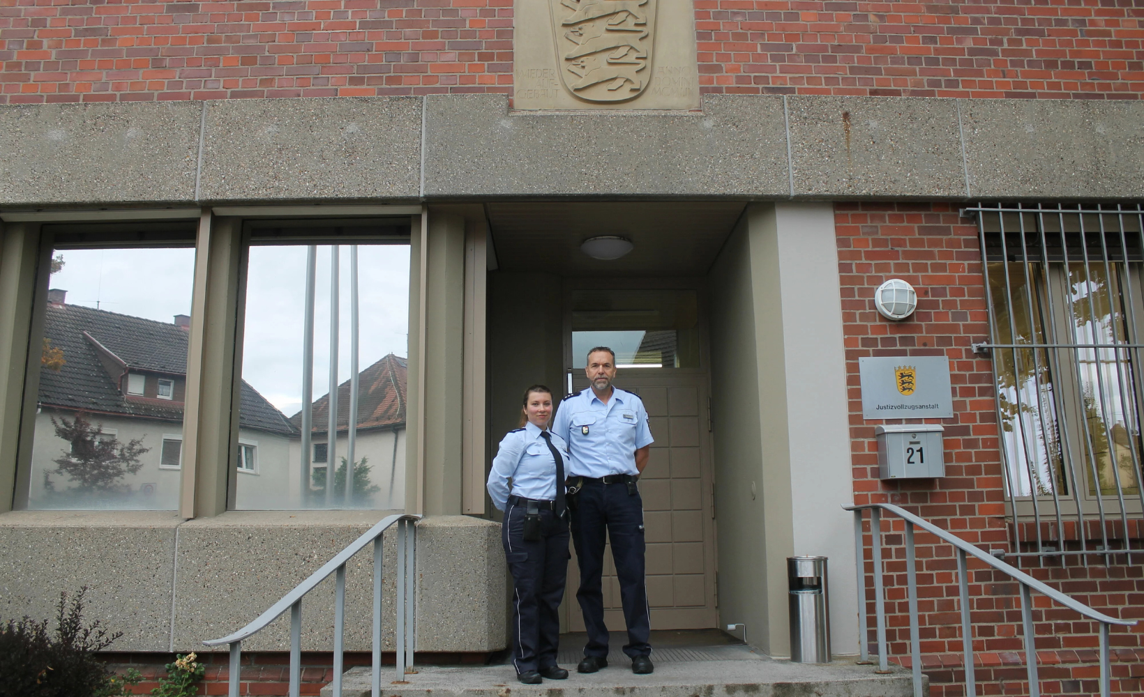 Alena Keszler und Ausbildungsleiter Markus Scholl vor der JVA Heilbronn.