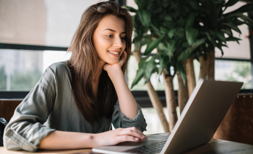 Eine Junge Frau arbeitet am Computer, um sich zu bewerben.
