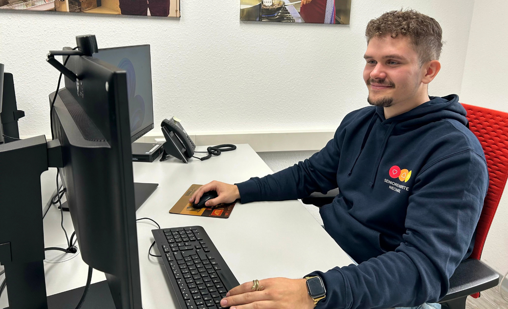 Kristof Molnar an seinem Arbeitsplatz als Kaufmann für Büromanagement.