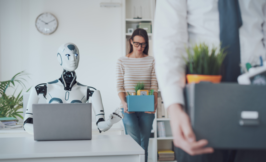 KI Roboter sitzen am Arbeitsplatz während Menschen ihren räumen.