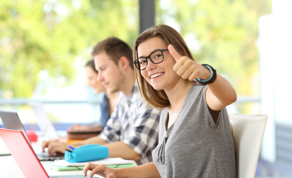 Mädchen sitzt in der Schule