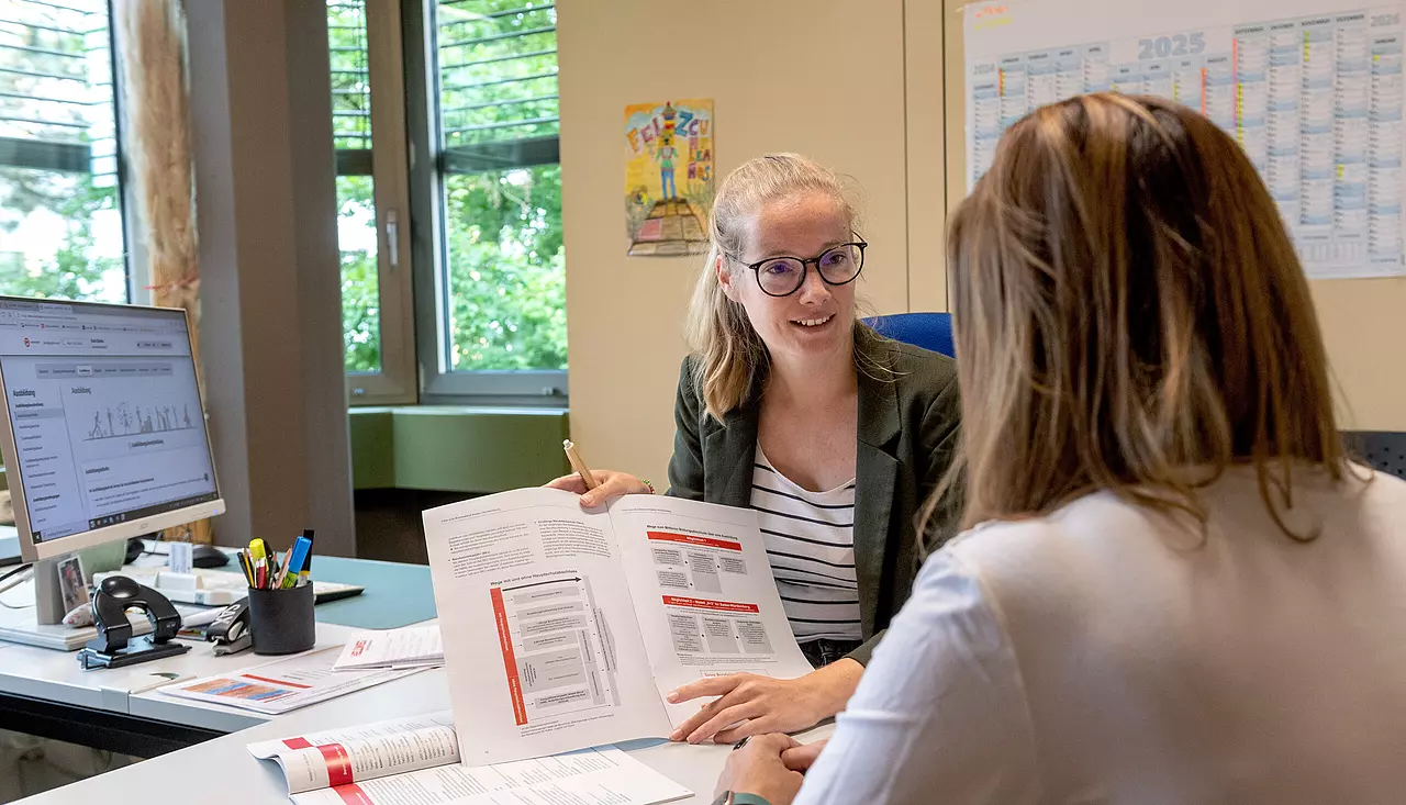m persönlichen Gespräch zeigt Berufsberaterin Nadine Maier jungen Erwachsenen Perspektiven auf.