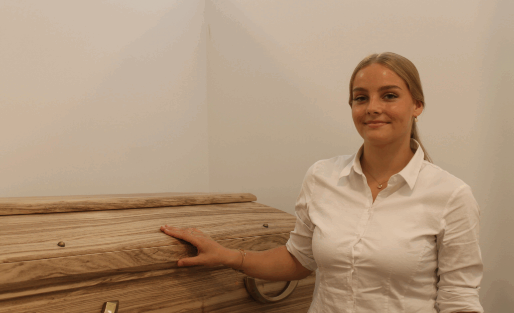 Letizia Valentino arbeitet beim Bestatter. Im Alter von 15 Jahren fing sie eine Ausbildung in dem Bereich an. Am Beruf gefällt ihr unter anderem die Flexibilität